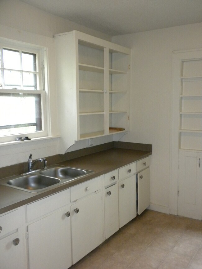 Building Photo - 2 Bedroom Home-Downtown