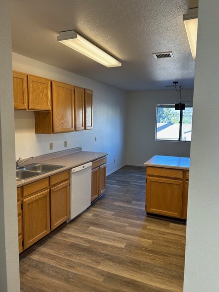 Building Photo - 400 Bent River Rd