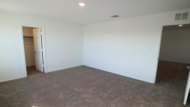 Building Photo - 444 English Oak St