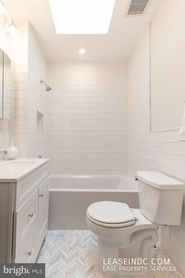 Building Photo - 4434 Reservoir Rd NW