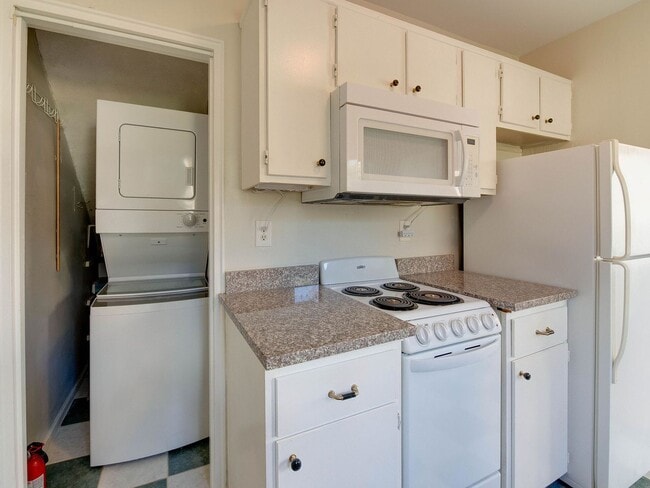 Building Photo - Stunning Myers Park 2 bedroom townhome sty...