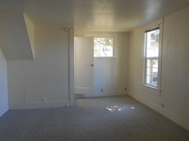 Building Photo - 3 Bedroom, 1 Bathroom Home in Sunnyland! Lawncare included with ample parking