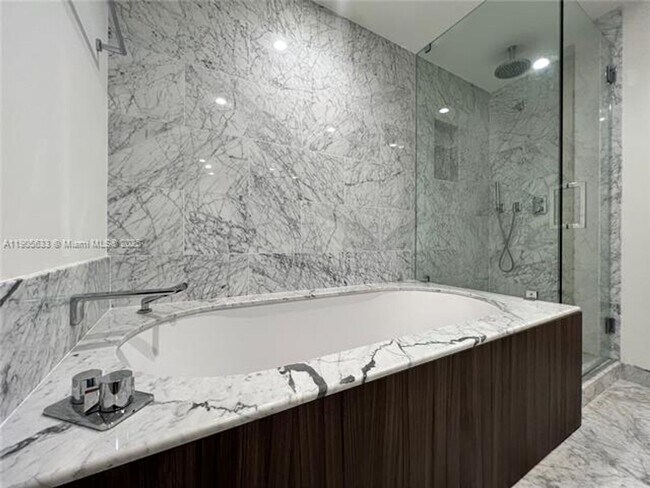 Building Photo - 1000 Brickell Plaza