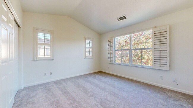 Building Photo - Beautiful 3 Bedroom 2.5 Bath Single Family...