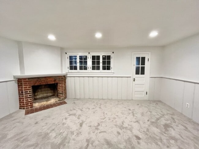 Building Photo - Great 4 BR 3 BA townhouse in great quiet s...
