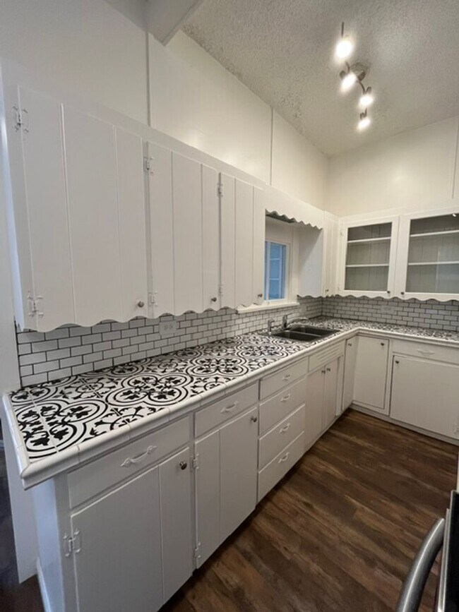 Building Photo - ZPINE1066