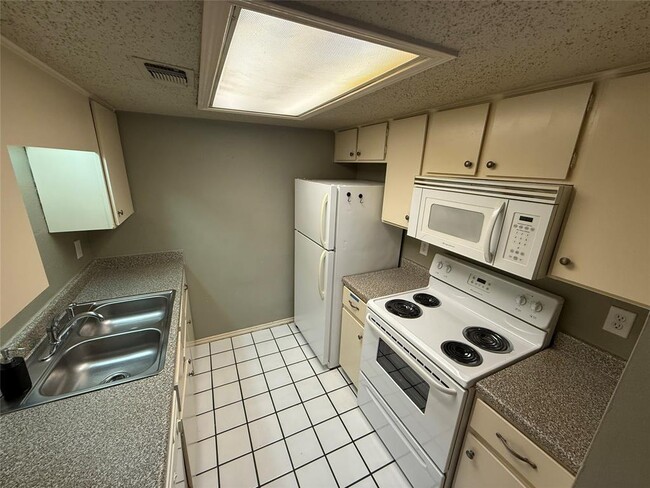 Building Photo - 2401 Leon St