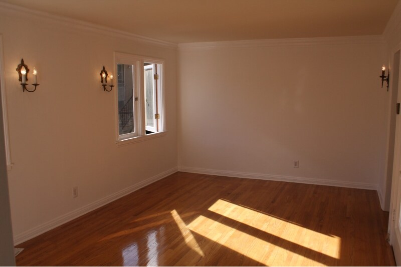 Building Photo - 2260 N Beachwood Dr
