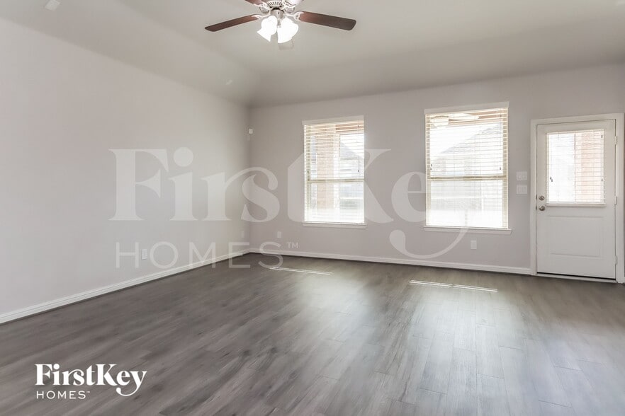 Building Photo - 4820 La Piedra Ln
