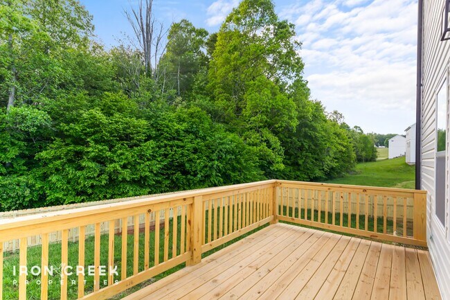 Building Photo - Modern 3-Bed/2.5-Bath Home with Fenced Yar...