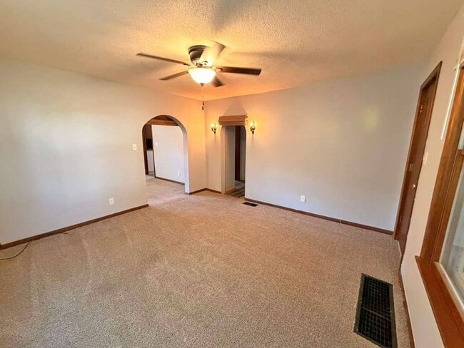 Building Photo - 2130 S Riverside Dr