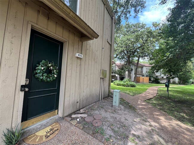 Primary Photo - 2100 Tanglewilde St