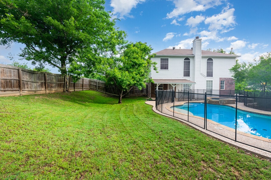 Lots of green - 3607 Creekview Ct