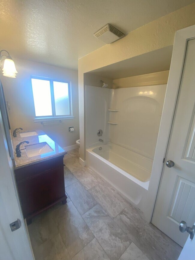 Building Photo - Girgis Duplex