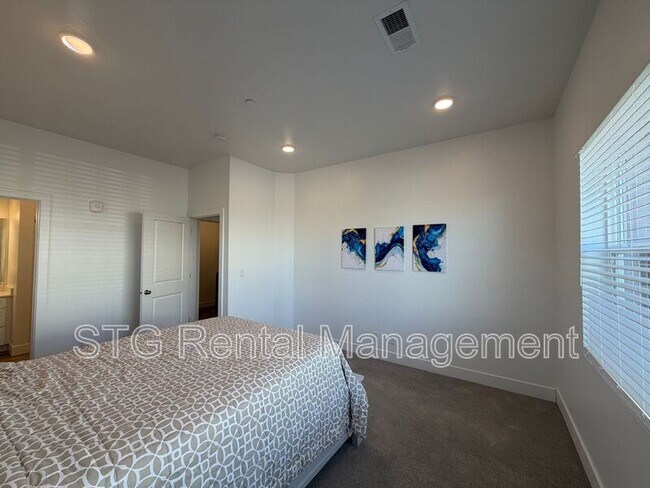 Building Photo - 5801 S Garnet Dr