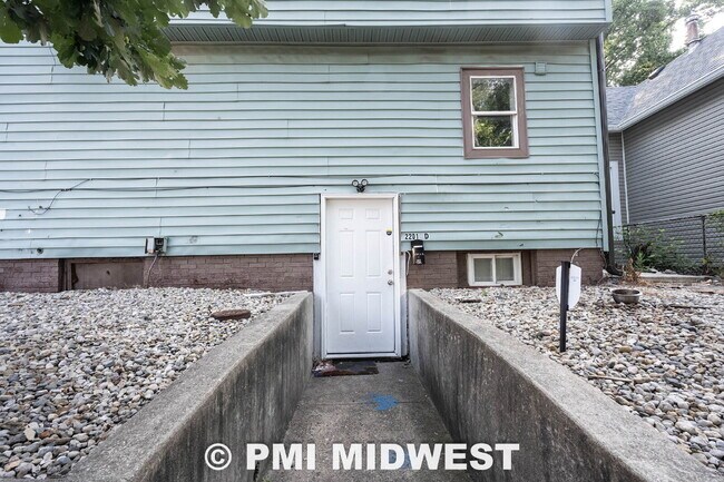 Building Photo - "Spacious 3-Bed, 2-Bath Gem in Indianapolis - Modern Comfort Awaits!"
