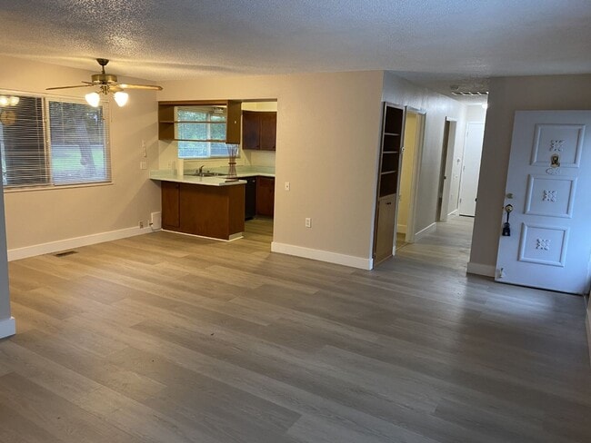 Building Photo - Lovely 2 Bedroom, 2 Bath Home