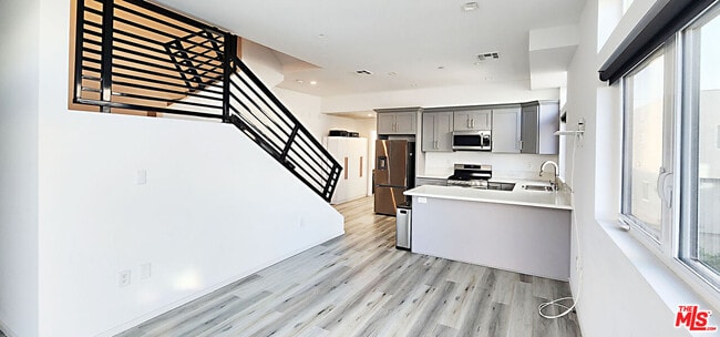 Building Photo - 1224 Alexandria Ave