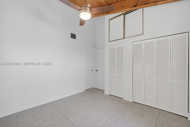Building Photo - 2619 Parkview Dr S