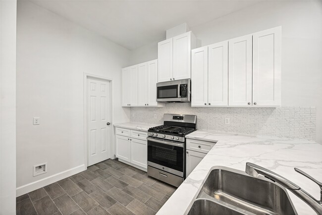 Building Photo - 1550 Lombardy St