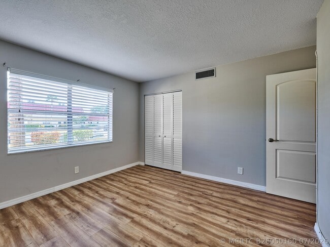 Building Photo - 12021 W Greenway Dr