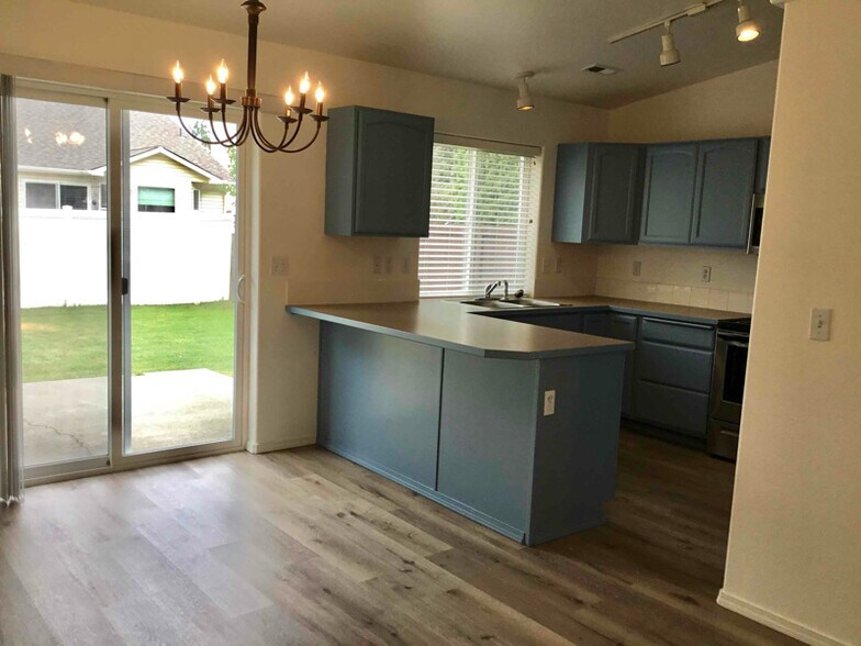 Building Photo - 2917 W Versailles Dr