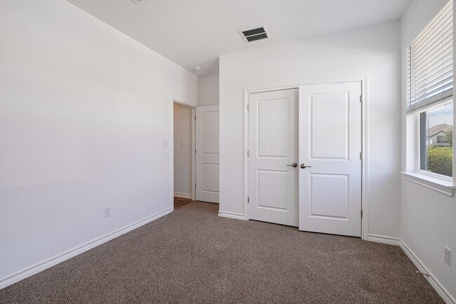 Building Photo - Homey 4 Bedroom, 2 Bath, 1-Story Home in H...