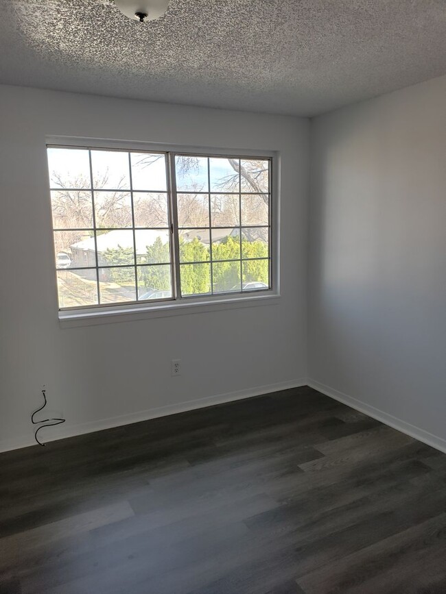 Building Photo - 2 Bedroom Townhome - Spacious!