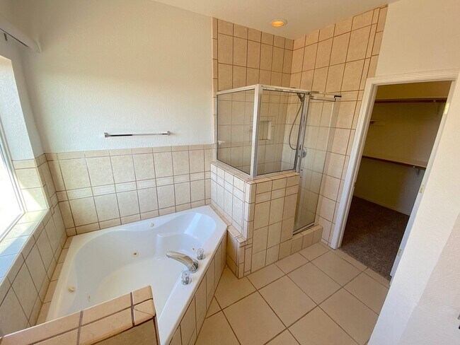 Building Photo - East El Paso 5Bed/3Bath Refrig A/C!