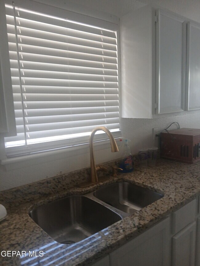 Building Photo - 6057 Morning Glory Cir