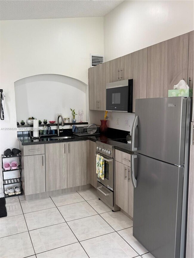 Building Photo - 9940 SW 146th Ct