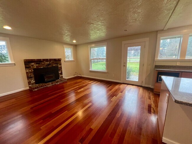 Building Photo - Private Westside 3 BD+Den