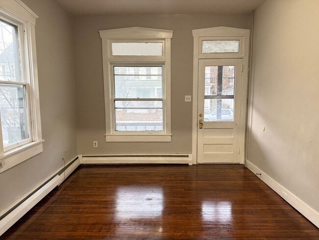 Building Photo - 2 Bedroom 2 Bathroom Home - Bonus room included in Brownstown!