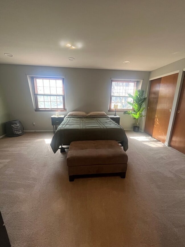 Building Photo - 3 bedroom Condo - Includes resident only c...