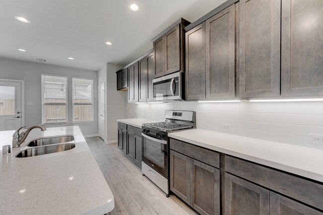 Building Photo - 1229 Red Hills Dr