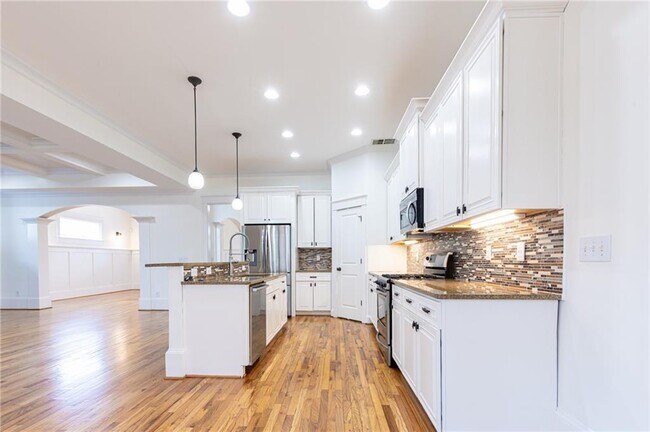 Building Photo - 2288 Oakview Rd NE