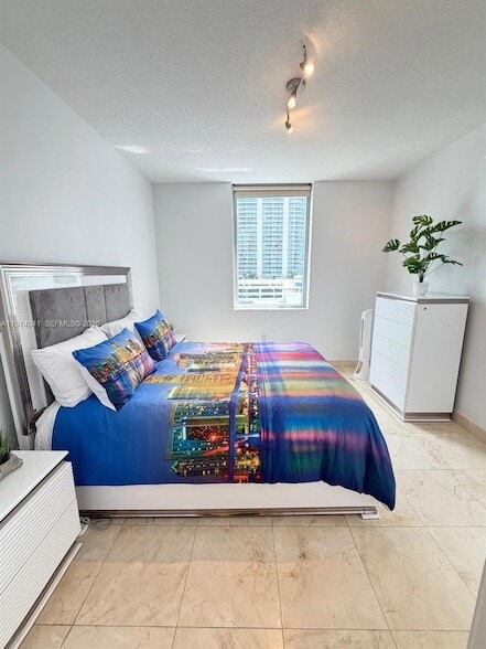 Building Photo - 1050 Brickell Ave