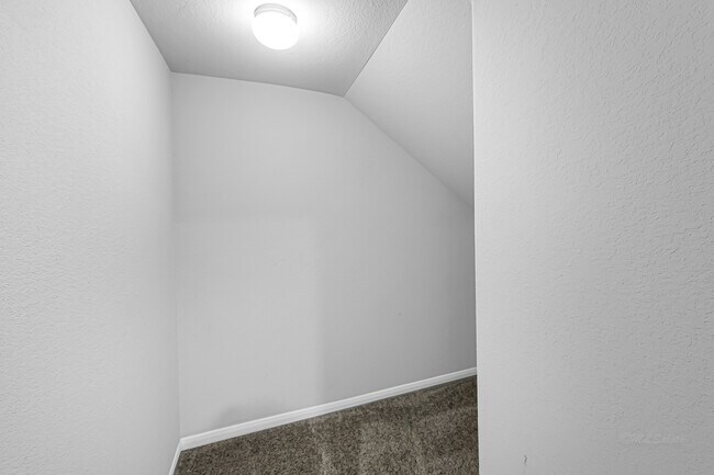 Building Photo - 5462 Grand View Dr