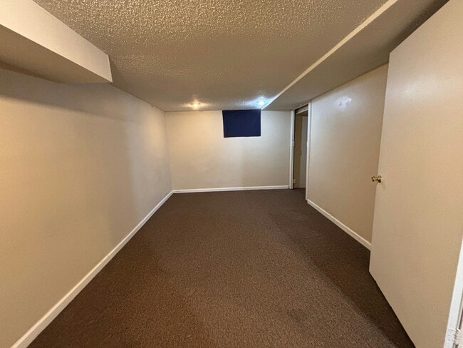 Building Photo - 920 E Mapledale Ave