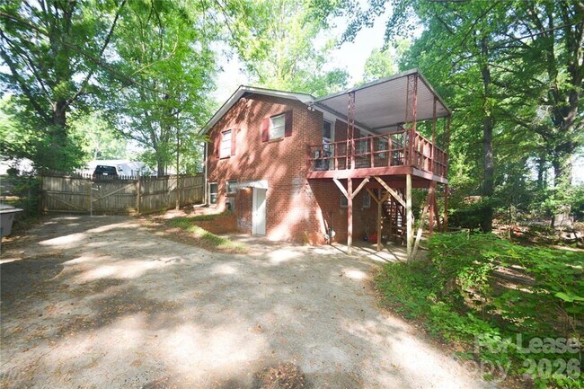 Building Photo - 2143 Finchley Dr