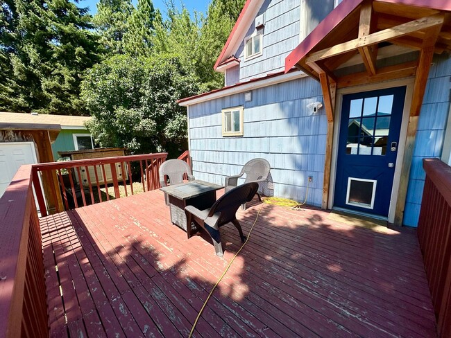 Building Photo - Charming Two-Story Home on Dead-End Road