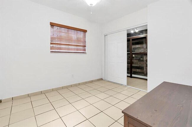 Building Photo - 1030 W 53rd Terrace