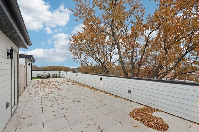 Building Photo - 4119 N Ashland Ave