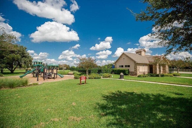 Building Photo - 5010 Lavaridge Dr