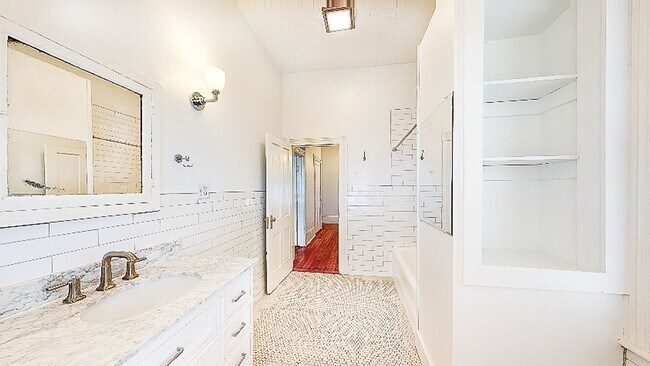 Building Photo - 123 W 41st St