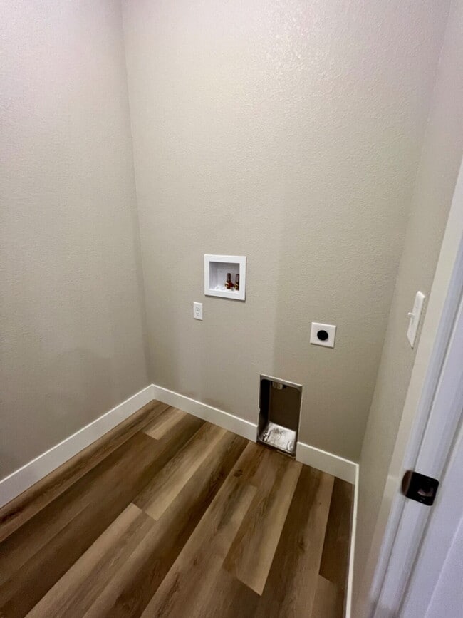 Building Photo - 3 Bedroom New Build Available Now!