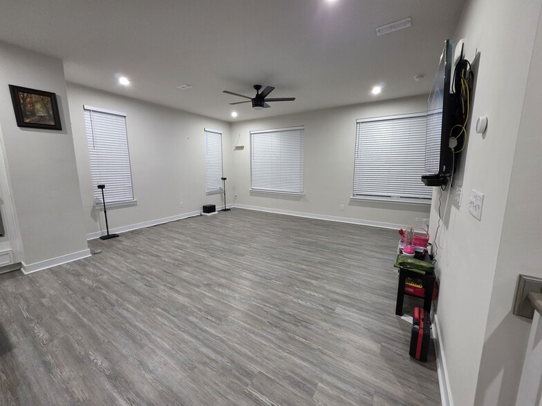 Living area - 9773 Oaklawn Blvd NW