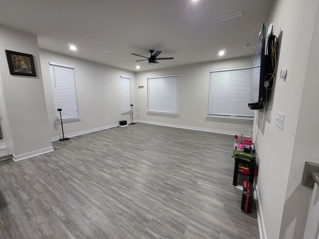 Living area - 9773 Oaklawn Blvd NW