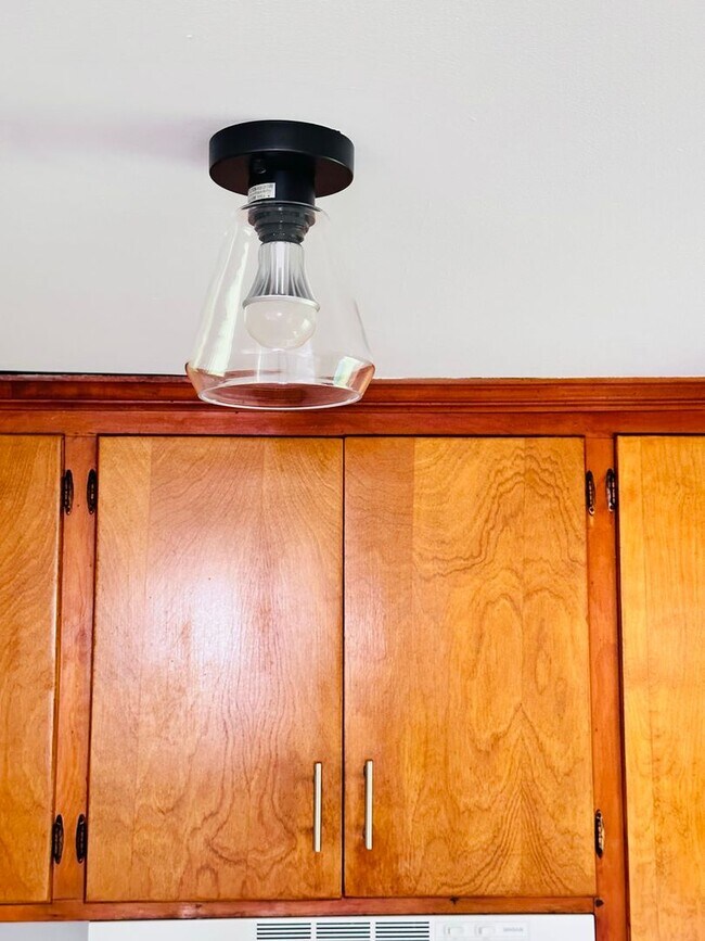 Building Photo - 813 Montrose Ave