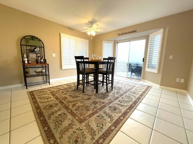 Building Photo - Elegant 4 bedroom 2.5 bath home, Completely Furnished